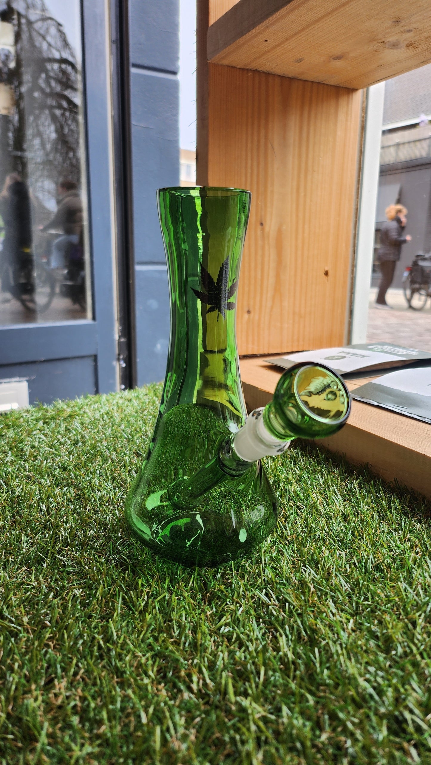 VASE GLASS BONG - 19CM - AMBER GREEN