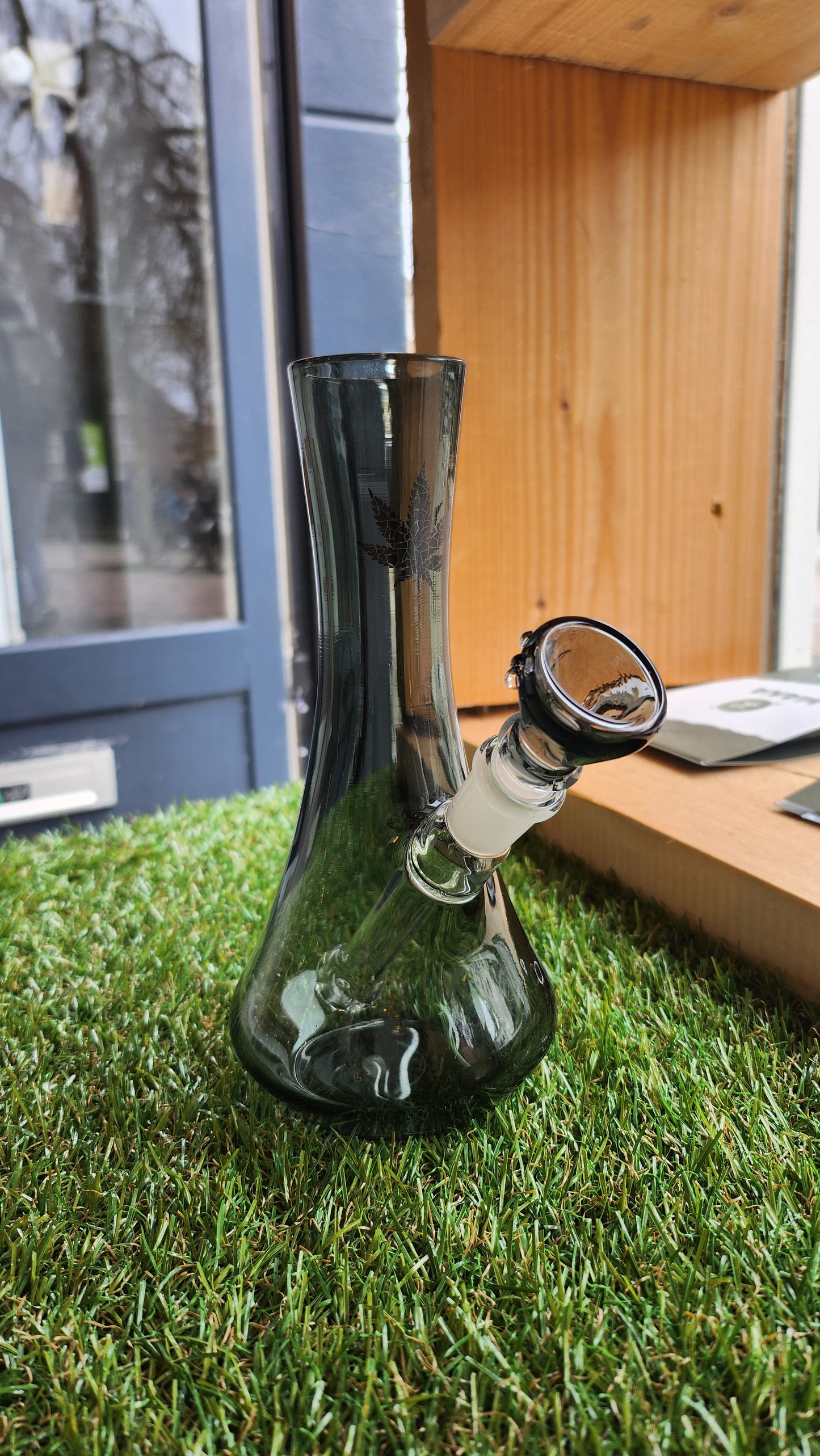 VASE GLASS BONG - 19CM - SMOKE BLACK